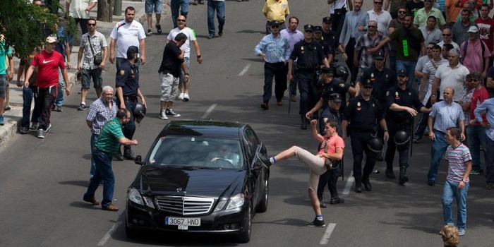 ¿Por qué apedrean los taxistas los coches de Uber?