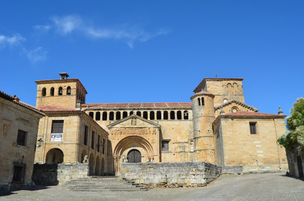 Santillana del Mar: el pueblo de las tres mentiras 48 Merca2.es El Colegio de Santa Juliana: el corazón romano