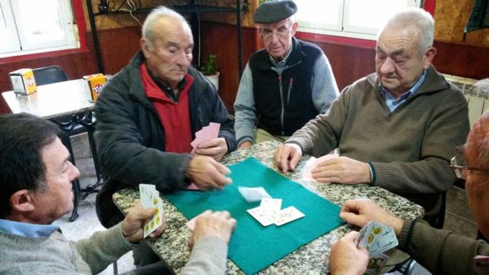 La crisis acaba con la partida de cartas en el bar