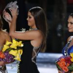 Impacto en Miss Universo: Miss Jamaica 2025 cae estrepitosamente del escenario y es retirada en camilla