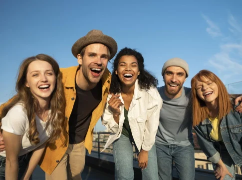 amigos-felices-de-tiro-medio-en-la-ciudad