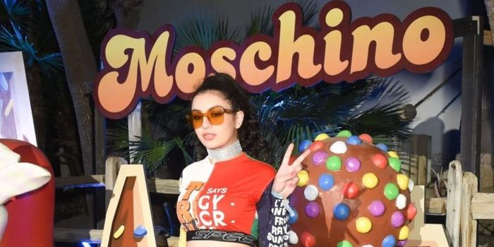 charli xcx at moschino candy crush party at coachella festival in indio 02 e1492459309252 Merca2.es