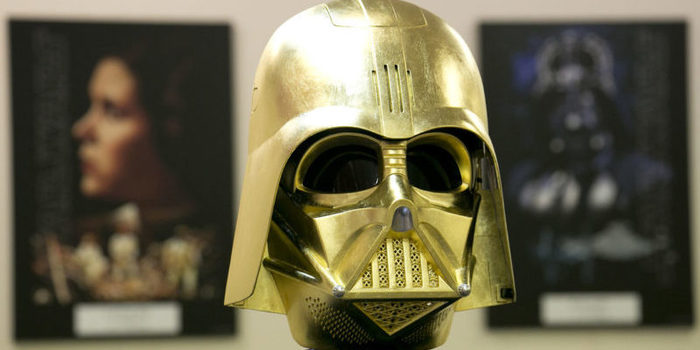 Star Wars: Darth Vader "presta" su casco por 1.4 millones de dólares 79 Merca2.es darth vader oro a e1493339688291 Merca2.es