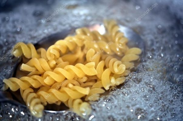 depositphotos 5425210 stock photo fusilli pasta in boiling water Merca2.es