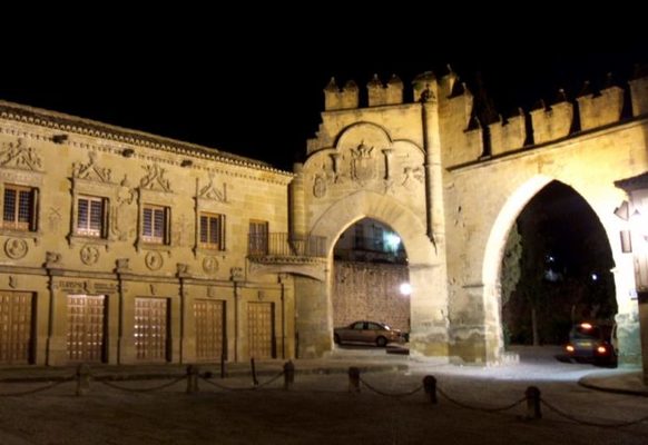 Pueblos bonitos y baratos a los que escapar un fin de semana 33 Merca2.es Baeza Puerta de Jaén y Arco de Villalar 5 Merca2.es