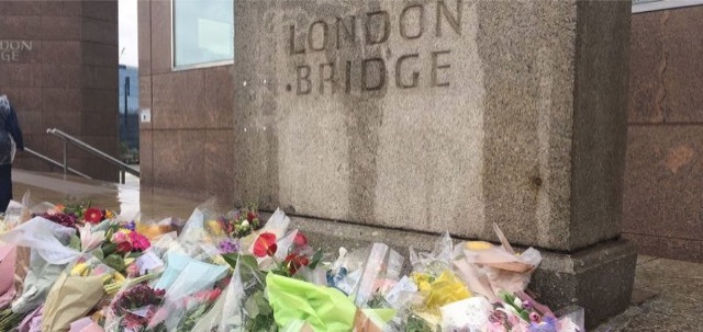 El nacimiento violento del martirio: Cómo el concepto antiguo anticipa la violencia religiosa moderna 48 Merca2.es London Bridge floral tributes Merca2.es