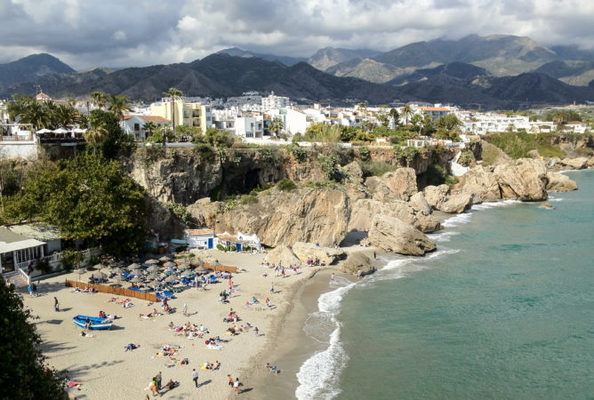 Pueblos bonitos y baratos a los que escapar un fin de semana 31 Merca2.es Nerja 7068994823 Merca2.es