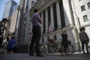 Wall Street sube a niveles récord tras diluirse la amenaza de Irma 1 Merca2.es Acciones de los Estados Unidos suben a niveles récord tras amenaza de Irma