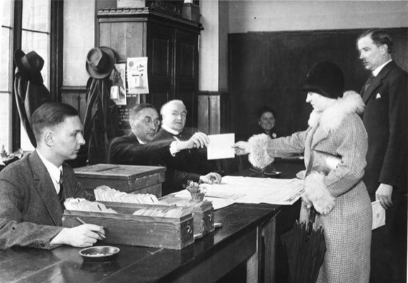 woman casts her vote Merca2.es