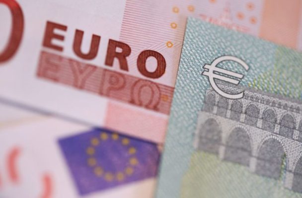 El oro supera los 4.000 dólares, ¿es momento de recoger beneficios? 1 Merca2.es En tiempos de crisis nos refugiamos ¿en euros?
