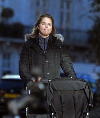 Magdalena de Suecia confunde un cochecito de bebé con el carro de la compra