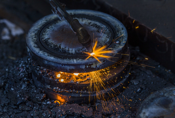 Sparks fly from a cutting torch El hierro revoluciona el mercado.