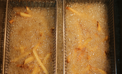 ¿Qué demonios llevan las patatas de McDonalds y Burger King? 2 Merca2.es patatasfriendose Merca2.es