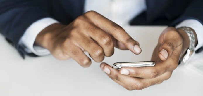 La cámara de fotos del móvil obsesiona a los usuarios 5 Merca2.es hand 3230679 1920 e1521713397283 Merca2.es