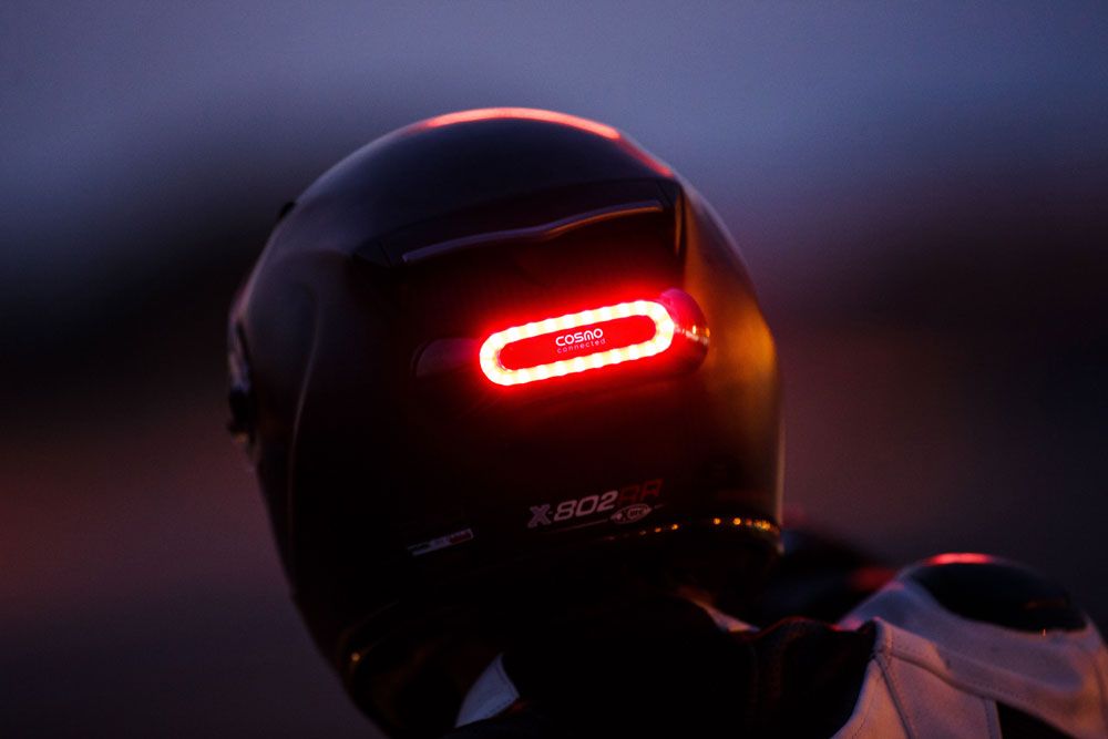 Cosmo Connected: El novedoso dispositivo que hará la conducción en moto más segura en España
