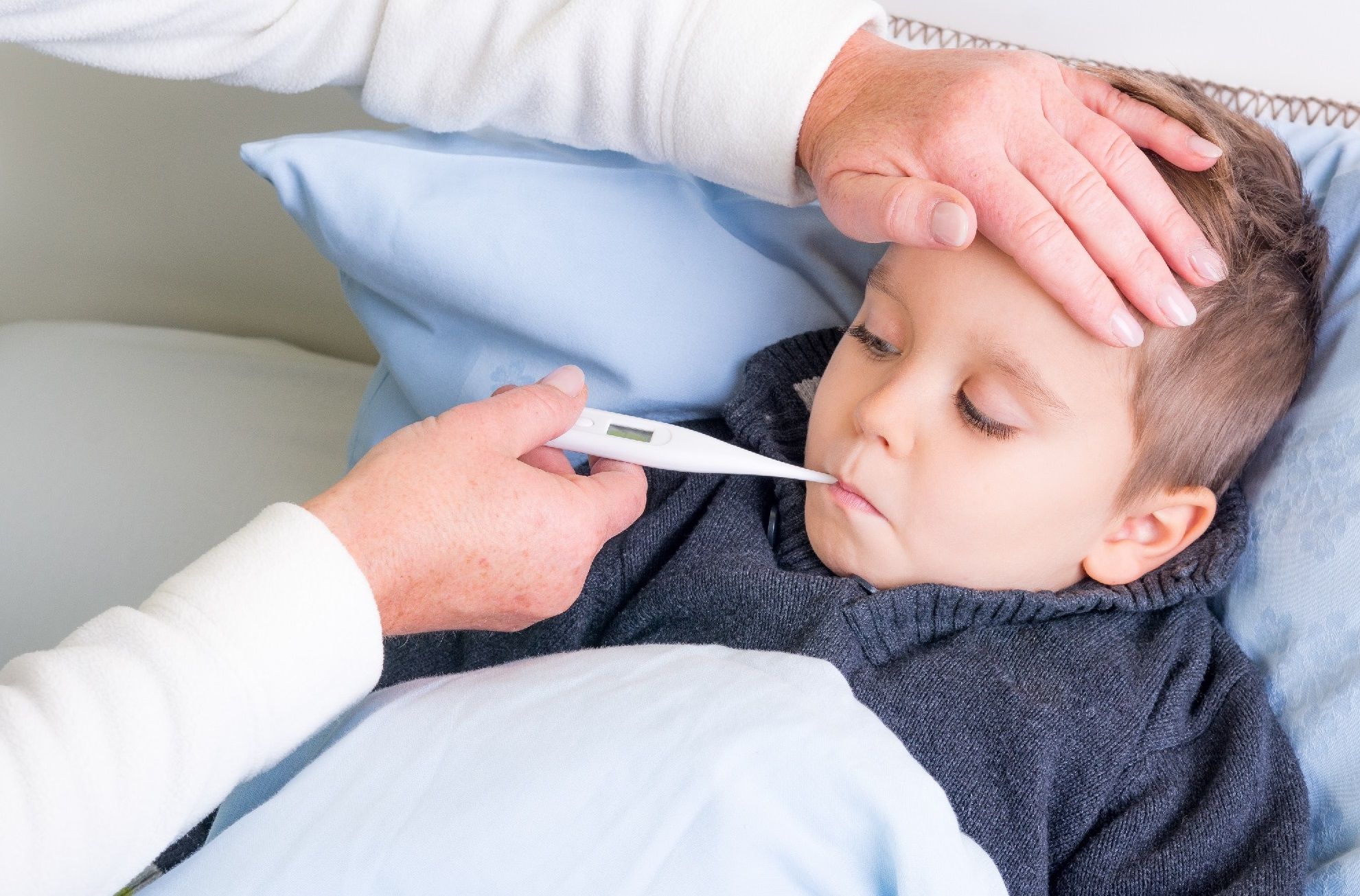 Qué hacer y qué no cuando un niño tiene fiebre, según mediQuo Foto de mediQuo