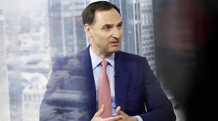 Deutsche Bank La compañía alemana tiene un claro objetivo tras los malos momentos económicos que está viviendo: la reducción de costes. En este escenario, las cabezas pensantes de la entidad están dispuestas a hacer lo que haga falta para cumplir con dicho objetivo. El último ejemplo, bastante llamativo, ha sido que el director financiero de Deutsche Bank quiere que el personal se lo piense dos veces antes de reservar un viaje. En concreto, el CFO del banco, James von Moltke ha instado a los empleados por medio de una circular a intentar buscar todas las alternativas posibles cuando los viajes no sean esenciales. Y que esto se prolongue, al menos, hasta final de año. De esta manera, añade uno de los principales directivos de Deutsche Bank, se podrá cumplir con los objetivos de reducción de costes. Bajo este panorama, los viajes corporativos son el último ejemplo de la obsesión que tiene el banco alemán para reducir costes desde que entro el nuevo consejero delegado de la compañía, Christian Sewing. De hecho, hace unas semanas ya informó Bloomberg que los viajes de tren en primera clase sería una de las restricciones de ahora en adelante. Y es que Sewing prometió en abril que mantendría los niveles gastos por debajo de 23.000 millones de euros en 2018. Este recorte, entre otras cosas, también se debe al ajuste de empleo que ha llevado a cabo Deutsche Bank de al menos 4.000 puestos de trabajo antes de fin de año. De esta manera, lo que intentar desde la compañía es inculcar una actitud más austera hacia en lo que se refiere a viajes corporativos. Algo que valoran como un esfuerzo esencial para el recorte de gastos. Sobre este tema, desde Deutsche Bank nadie ha querido pronunciarse públicamente. DEUTSCHE BANK MIRA TODO CON LUPA En estos momentos Deutsche Bank no aflora los viajes corporativos cuando ofrece las cuentas de resultados, aunque lo que sí se conoce es que en el último trimestre, los gastos administrativos, partida donde se incluye este tipo de viajes, se redujo un 6%. El objetivo es seguir con esa reducción. Y es que Deutsche Bank no se está tomando a broma la reducción de costes dentro de la compañía. Así, el mes pasado, el CFO invitó a todos los empleados a presentar sus propias propuestas de ahorro de costes, según han indicado fuentes conocedoras de la situación de Bloomberg. El resultado fue la presentación de más de 500 propuestas para gastar menos. Por ello, Von Moltke ha dado las gracias por los esfuerzos que están haciendo todos los empleados. Sobre, añade en la circular que ha enviado, en lo que tiene que ver con viajes. Y es que este apartado fue uno de los más citados en las propuestas de los empleados.