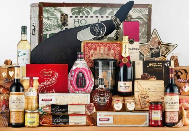 Inditex, Mango y Carrefour revisan sus ‘detalles’ navideños: el coste fiscal impulsa el cambio hacia tarjetas regalo y pluses 1 Merca2.es Foto de Cesta de navidad