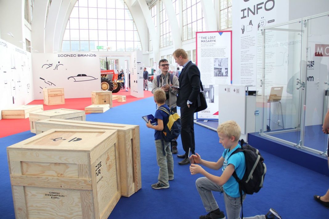 Foto de Visitantes de la exposición haciendo uso de las experiencias