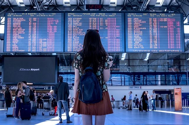 Reclamaciondevuelos.com: Por qué las reclamaciones de vuelo por retraso se han disparado en España Foto de aeropuerto salidas