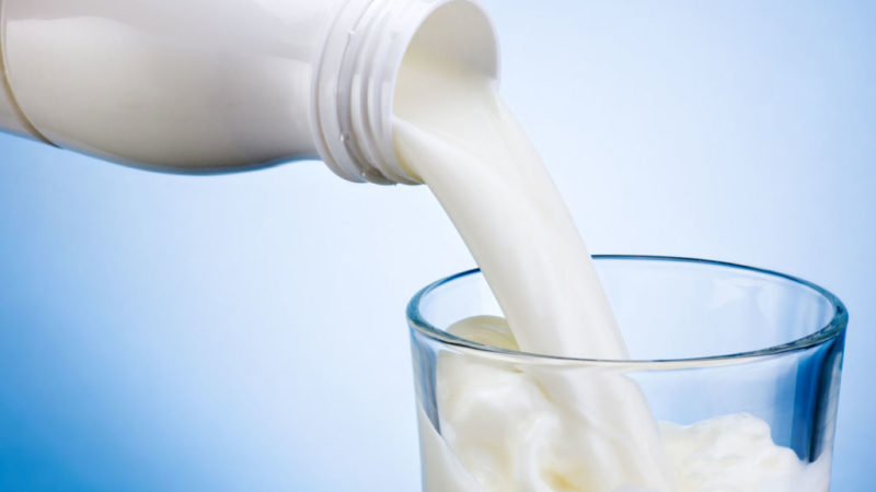 Me he quemado al tomar el sol, ¿qué remedios caseros puedo usar para aliviarme? 1 Merca2.es Leche, uno de los mejores Remedios caseros