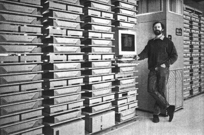 Las claves de la Samsung Gear Fit 2 y por qué es mejor que la Xiaomi Mi Band 3 1 Merca2.es Benedict Evans junto al servidor de Pixar