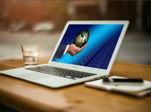 forward-businessman-globe-world-europe-africa-1434861-pxhere.com Webempresa hosting