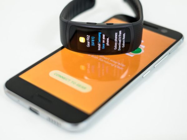 Las claves de la Samsung Gear Fit 2 y por qué es mejor que la Xiaomi Mi Band 3 7 Merca2.es Samsung Gear Fit 2 junto a smartphone