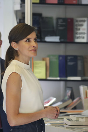 Los libros que la Reina Letizia ha comprado en la Feria del Libro, ¿Alguno sobre la república? 29 Merca2.es Reina Letizia