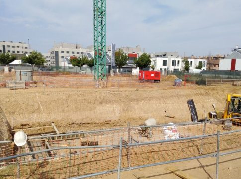 Estado de los trabajos de construcción bajo rasante de la promoción Merian II de AEDAS Homes en Torrejón de Ardoz. Aedas