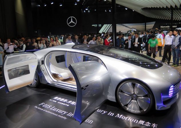 Automoción: retos y oportunidades de invertir en un sector cambiante 1 Merca2.es Coche autónomo: prototipo de Mercedes