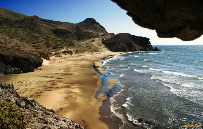 España: 10 playas nudistas que no puedes dejar de visitar en verano 9 Merca2.es playas nudistas Playa Barronal, Almería