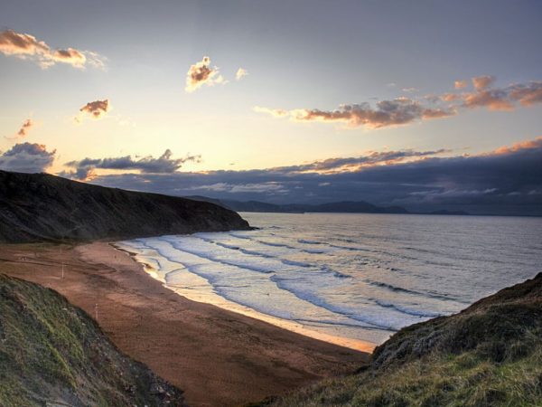 España: 10 playas nudistas que no puedes dejar de visitar en verano 3 Merca2.es Barinatxe en Bilbao