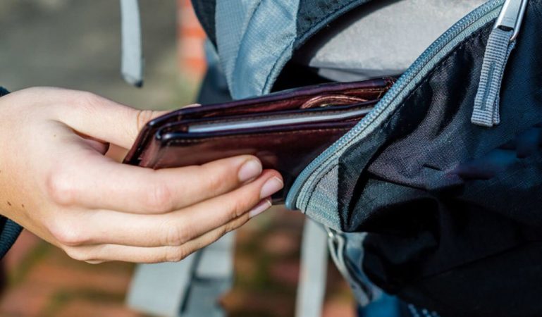 Carterista robando móvil