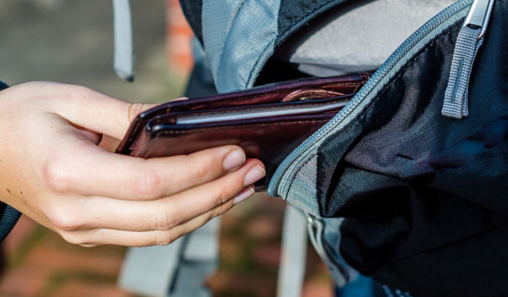 Carterista robando móvil