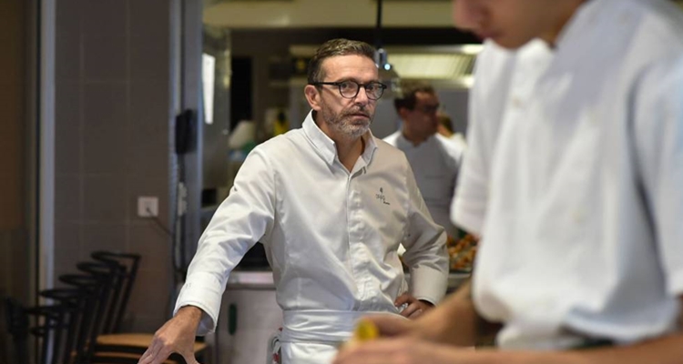Un chef de un restaurante con estrella Michelin se encuentra muy valorado