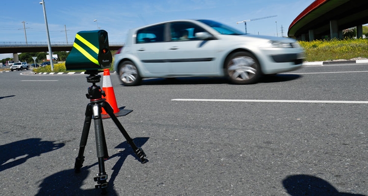 Radares portátiles que miden diferentes tramos la velocidad de tu coche