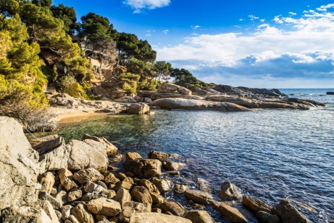 España: 10 playas nudistas que no puedes dejar de visitar en verano 6 Merca2.es Roques Planes