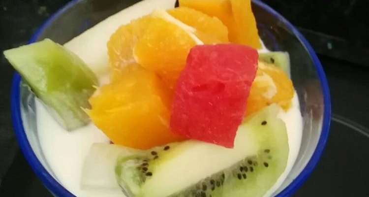 Yogur natural con frutas para prevenir el cáncer de colon
