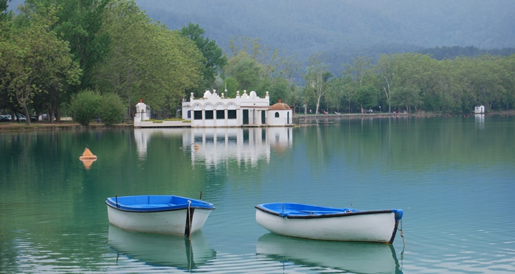 El lago de Banolas y de Canet dAdri en Gerona