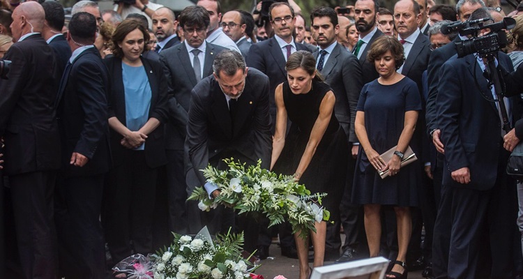 La Reina Letizia luce un vestido sin mangas para un funeral