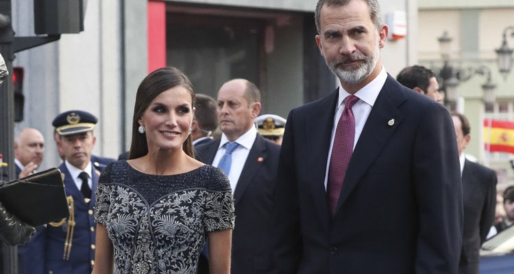 Letizia caminando por delante del Rey