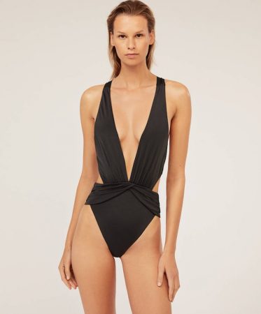 Oysho: los bañadores de purpurina y lentejuelas que harán de ti una sirenita en el mar (seas como seas) 6 Merca2.es Trikini escotado