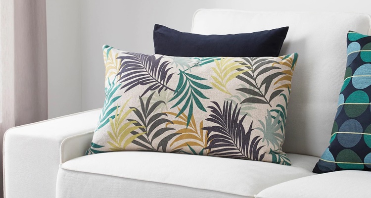 cojin con estampado tropical