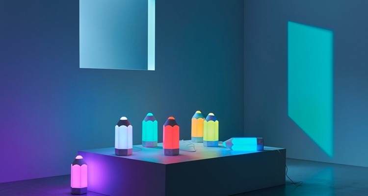 Colorida mesa de Ikea para tu dormitorio