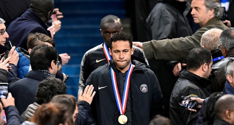 Escándalos de Neymar: golpeó a un aficionado tras perder la final