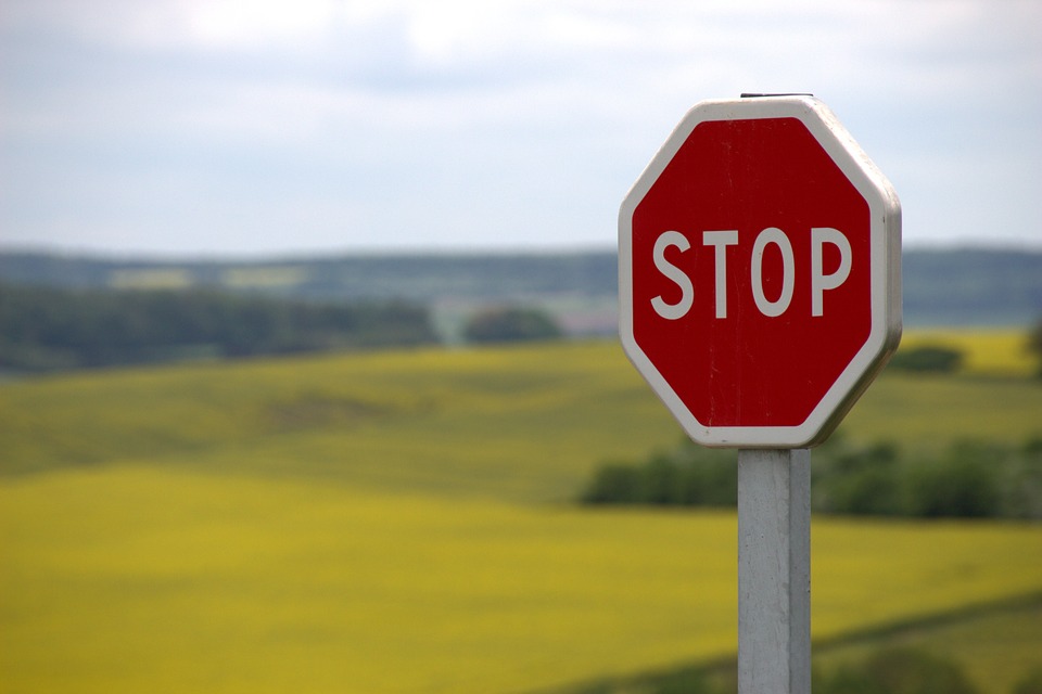 Ten mucho cuidado: la DGT se pone muy dura a partir de ahora con las señales de stop
