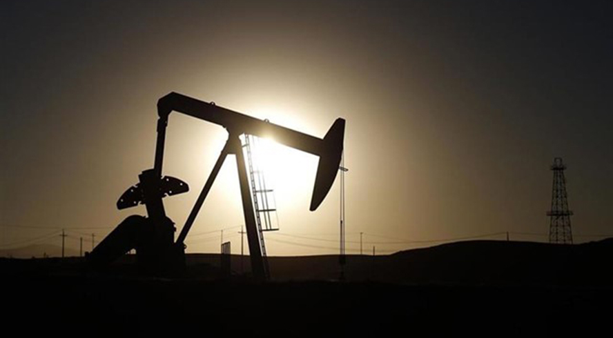 El petróleo cae un 3,8% tras las restricciones de vuelos a Reino Unido por la nueva cepa del Covid-19