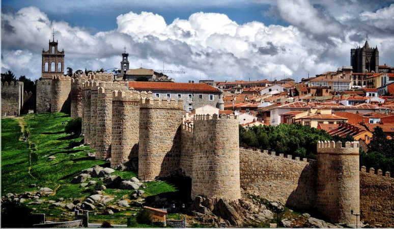 10 ciudades españolas en las que disfrutas del frío 9 Merca2.es Muralla de Ávila