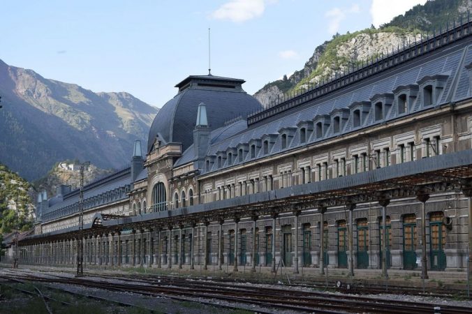 10 lugares abandonados de España ¡que tienes que ir a ver! 3 Merca2.es Estación de Canfranc